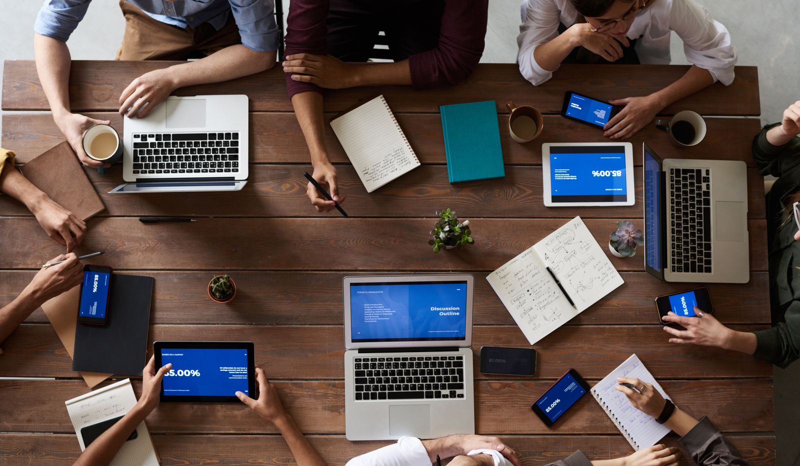 Ondernemer en digitaal adviseur bespreken transparant de kosten van een website