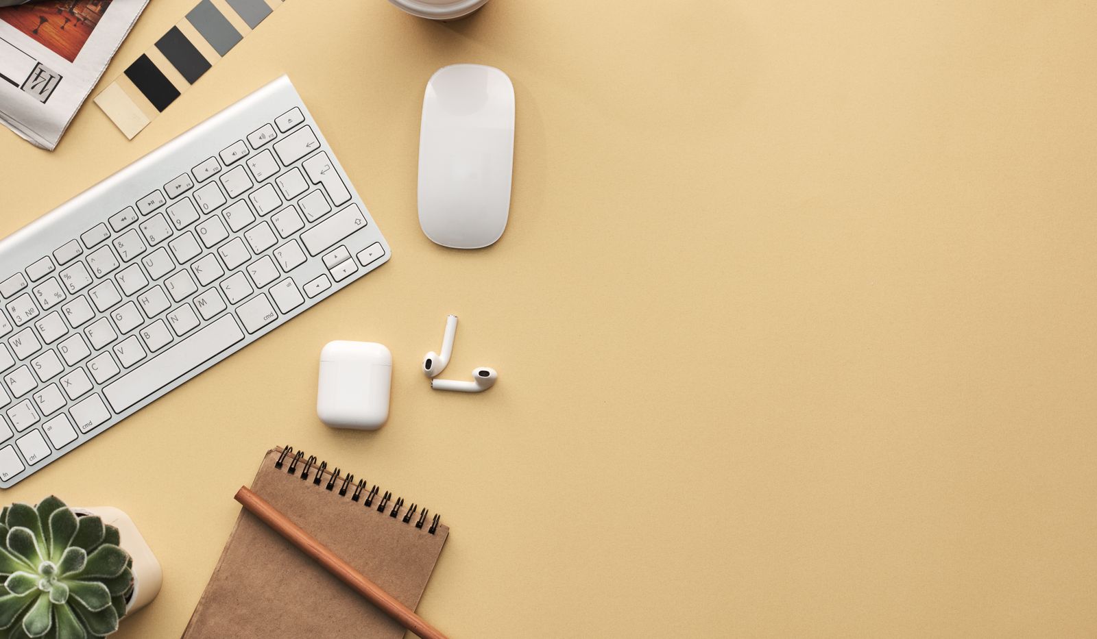 Zakelijk team vergelijkt twee digitale werkplekken op laptops
