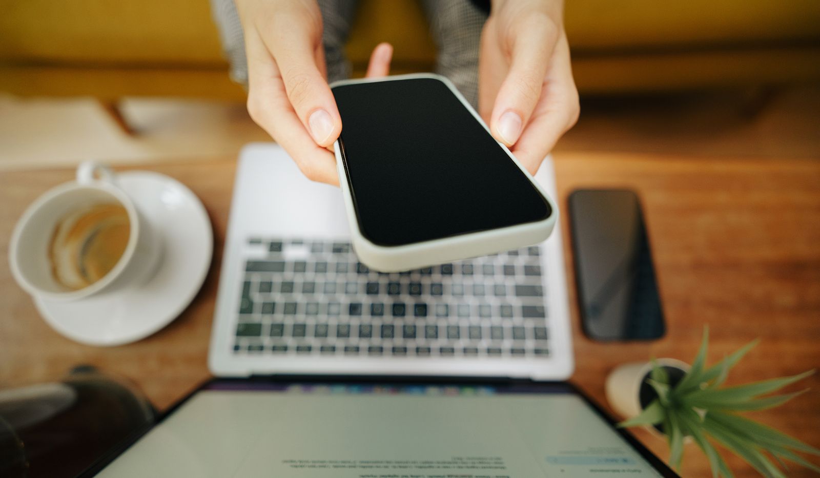 Ontwerper test dezelfde snelle website op laptop, tablet en telefoon