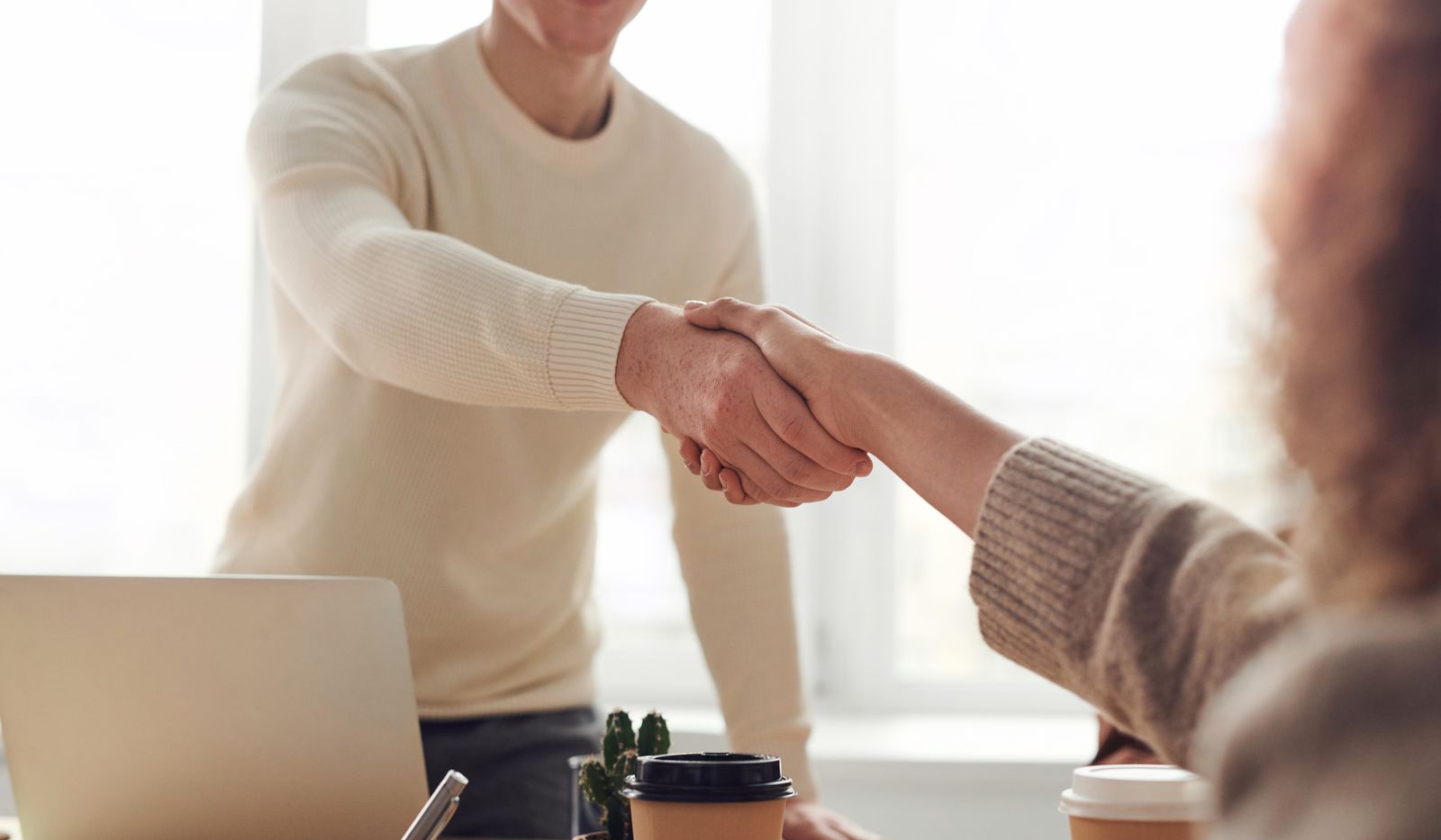 Twee ondernemers bespreken verbeteringen in de klantreis op een website