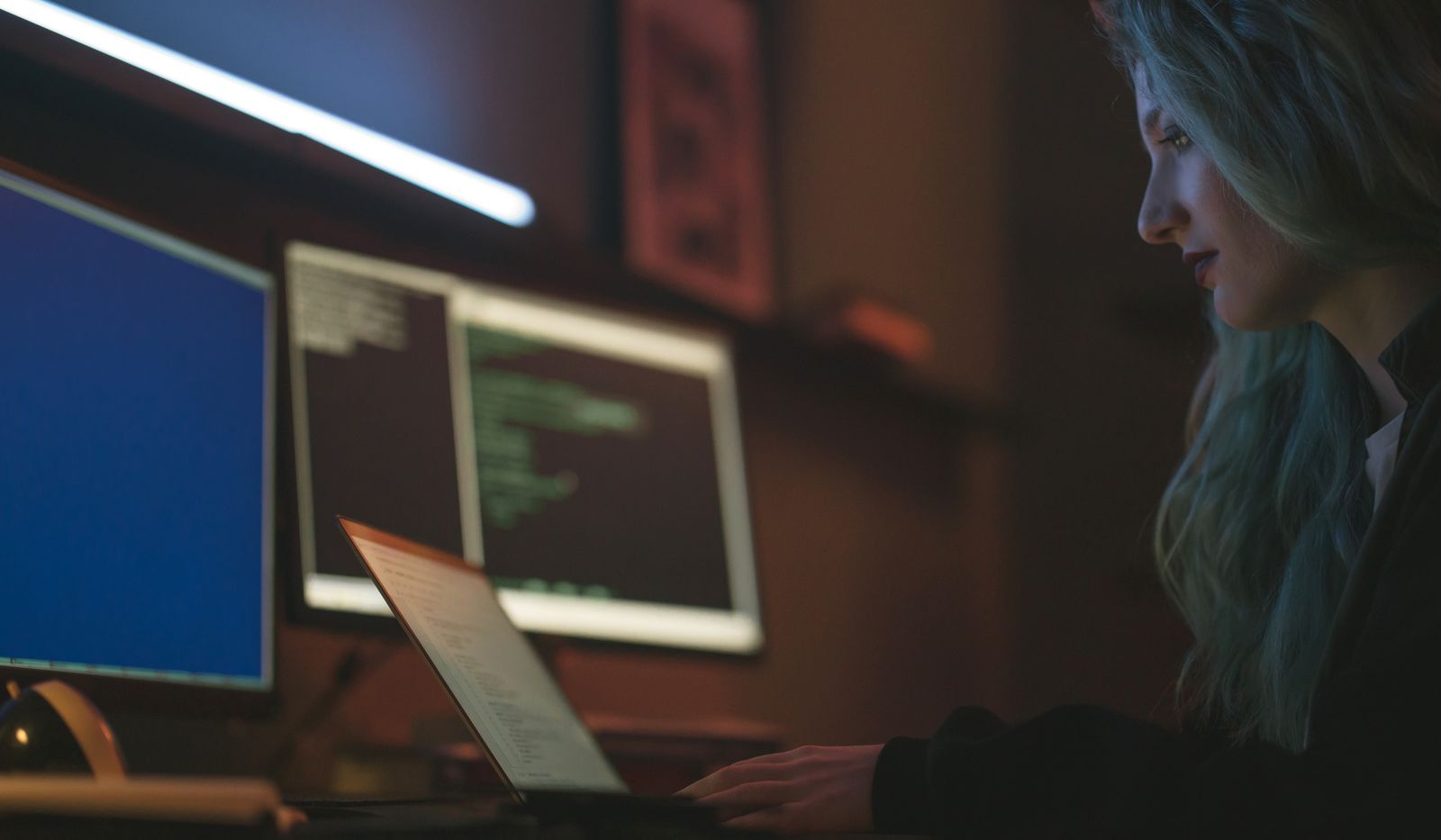 Professional werkt zorgvuldig aan veilig ingestelde zakelijke e-mail