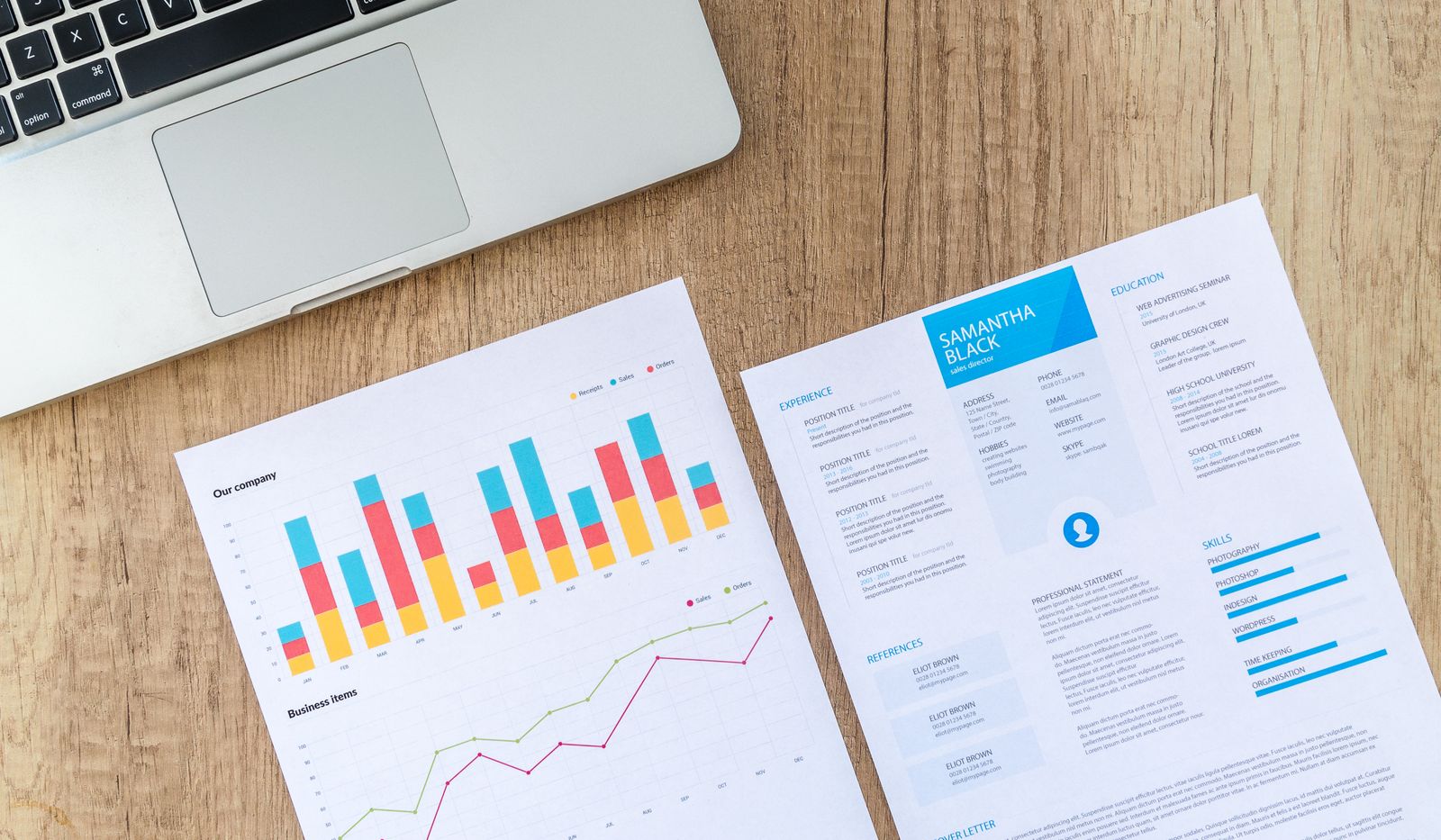 Ondernemer controleert een praktische SEO-checklist naast haar laptop