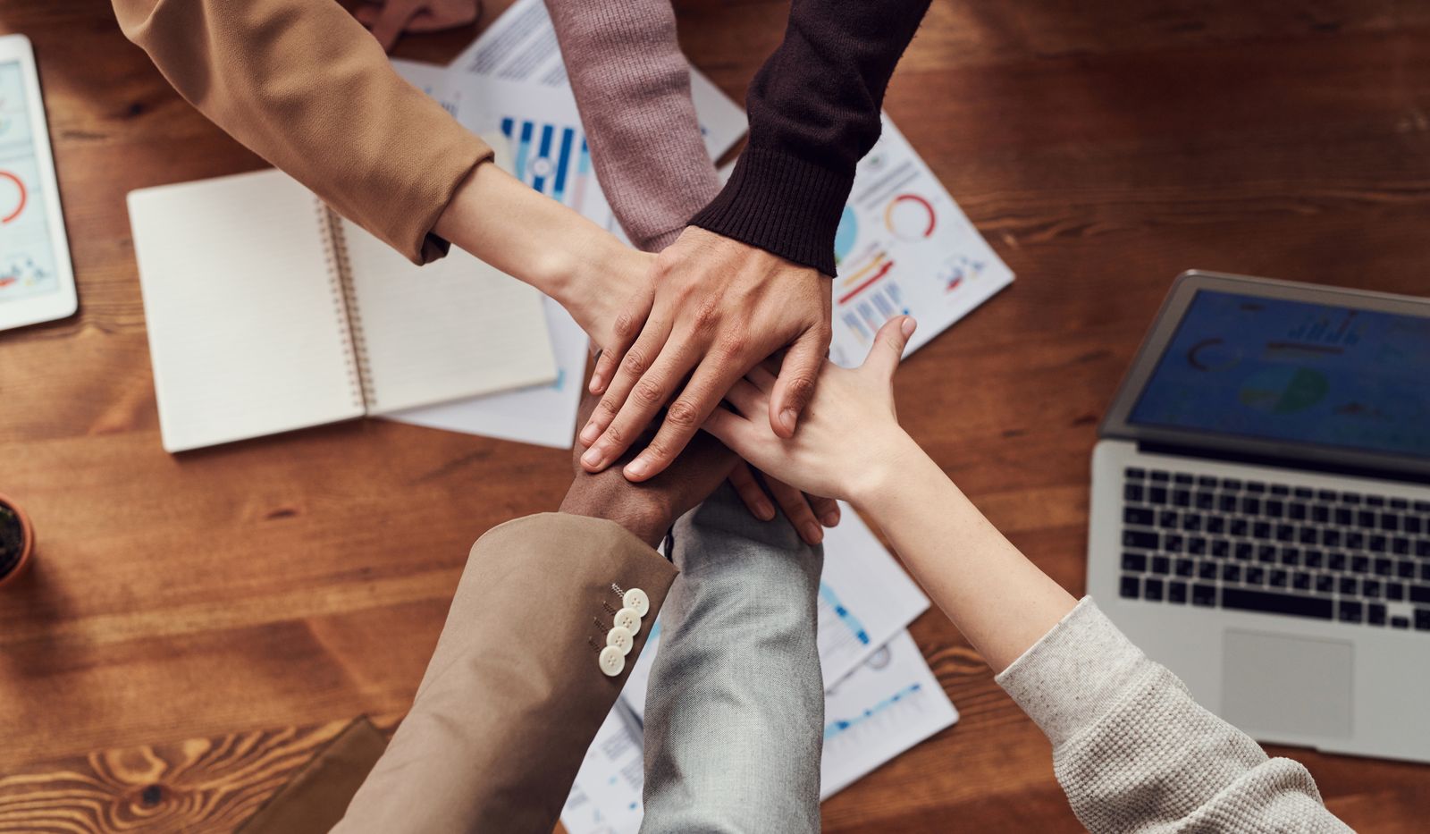 Creatief team plant gezamenlijk de stappen van idee tot livegang