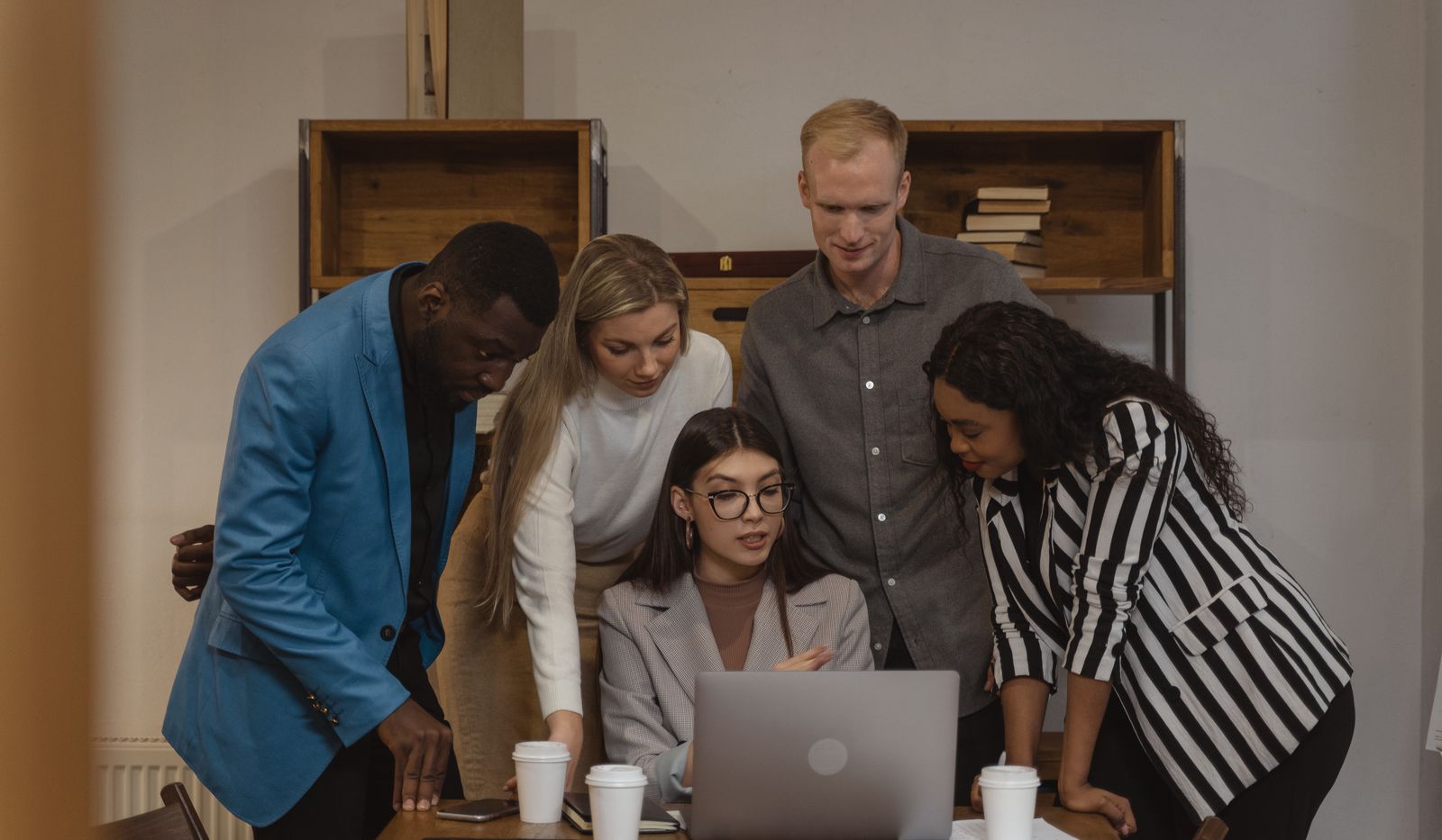 Ondernemer en ontwerpteam bespreken samen de voorbereiding van een nieuwe website