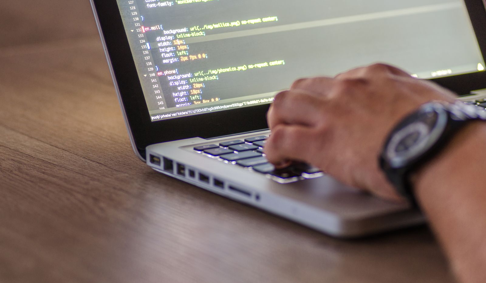 Developer bouwt een moderne website op een lichte, rustige werkplek
