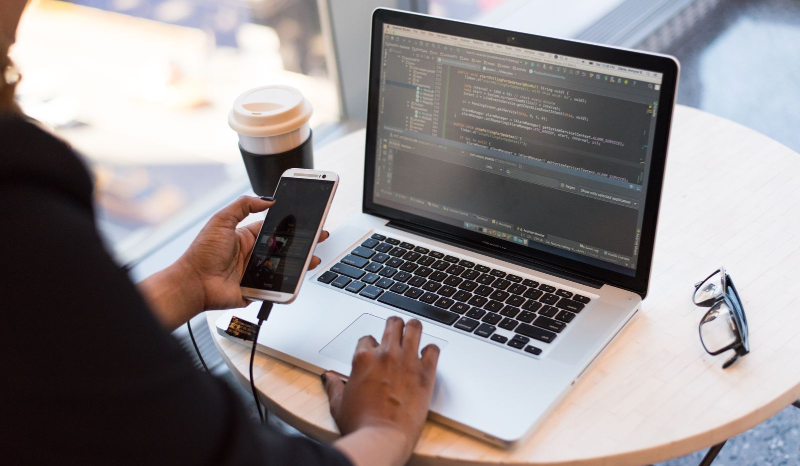Specialist voert een zorgvuldige onderhoudscontrole van een website uit