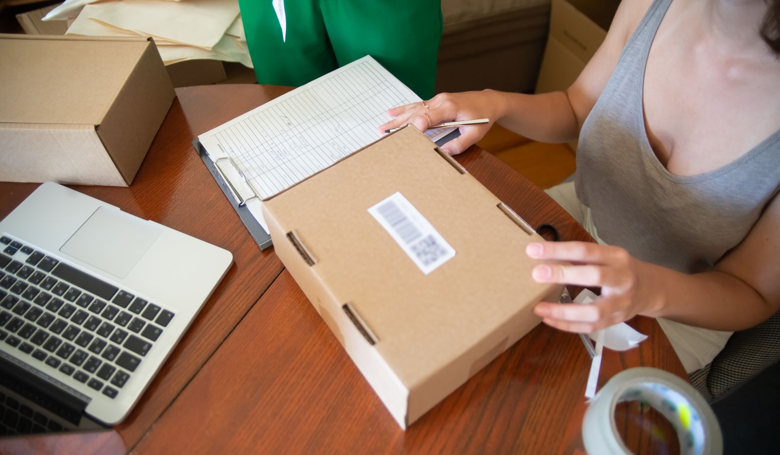 Twee ondernemers bereiden aan een werktafel hun eerste webshopbestelling voor